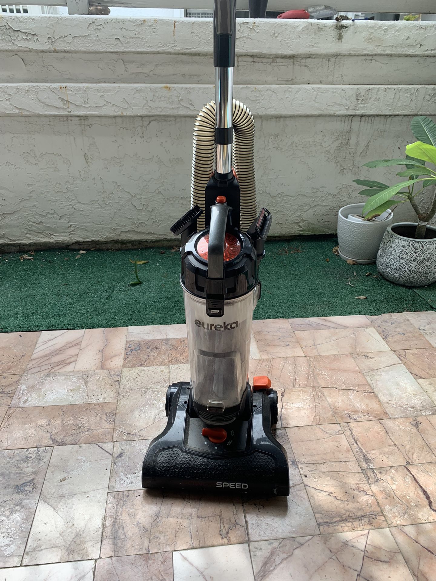 Vacuum Free. Eureka POWERSPEED