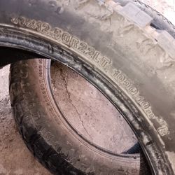 Vendo 2 Llantas 33 × 12 50 22.     Por  250