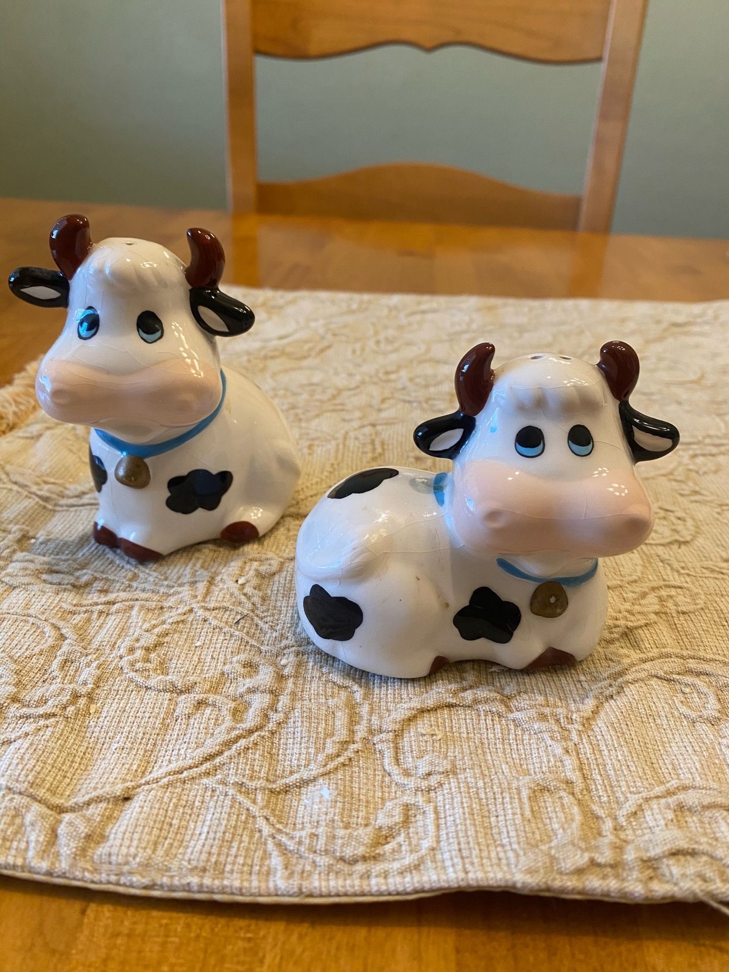 Vintage ceramic cow salt & pepper shakers. Good condition. Farmhouse/ cottage/ country. Dining.