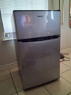 Mini Fridge with freezer