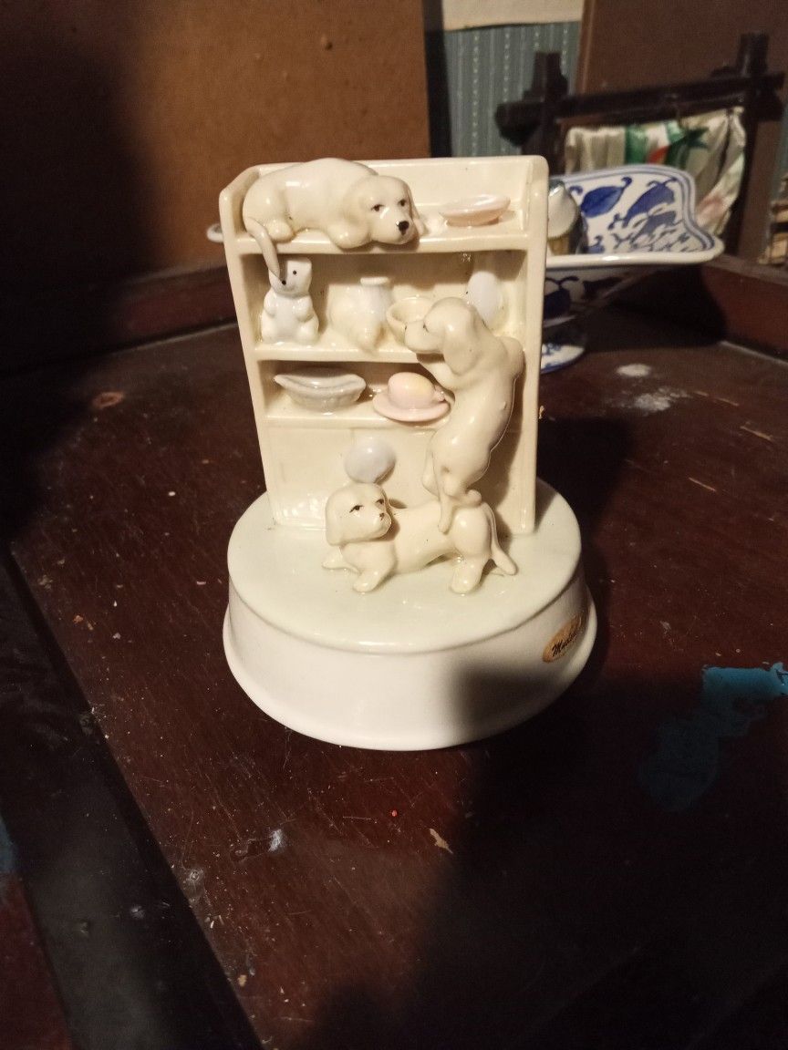 A Adorable 1991 SUMMIT COLLECTION EXCLUSIZE Musical Figurine Plays "You Got A Friend" Works Great