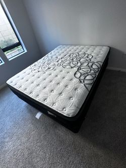 King Size Mattress Pillow Top 12"  new Mattress in a plastic sealed