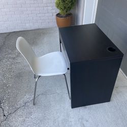 Small Computer Desk With Chair. 
