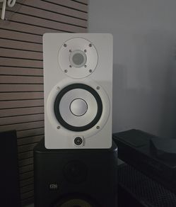One yamaha hs5 monitor