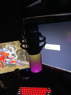 Hyper X Quad cast RGB Works Amazing Ajustable Turning Pad For Volume And Different Modes Comes With Boom Arm