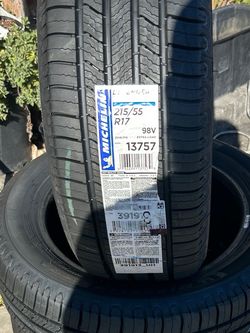Michelin Defender 215/55 R17 Tire
