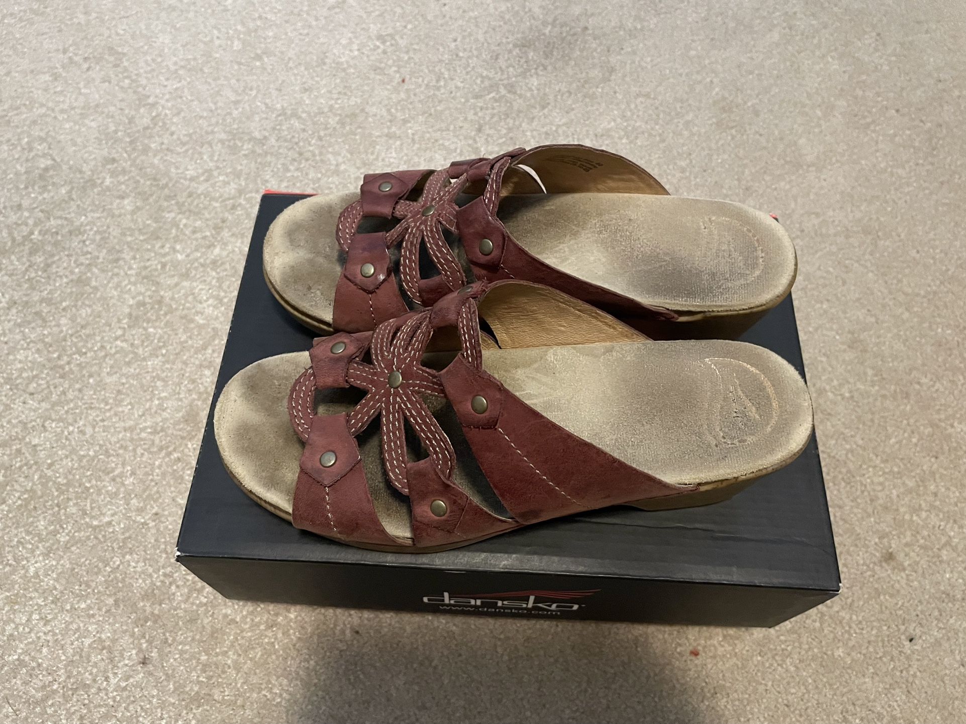 Dansko Serena Waxy Sangria Sandals Size 40 8.5 for Sale in Nashua NH OfferUp