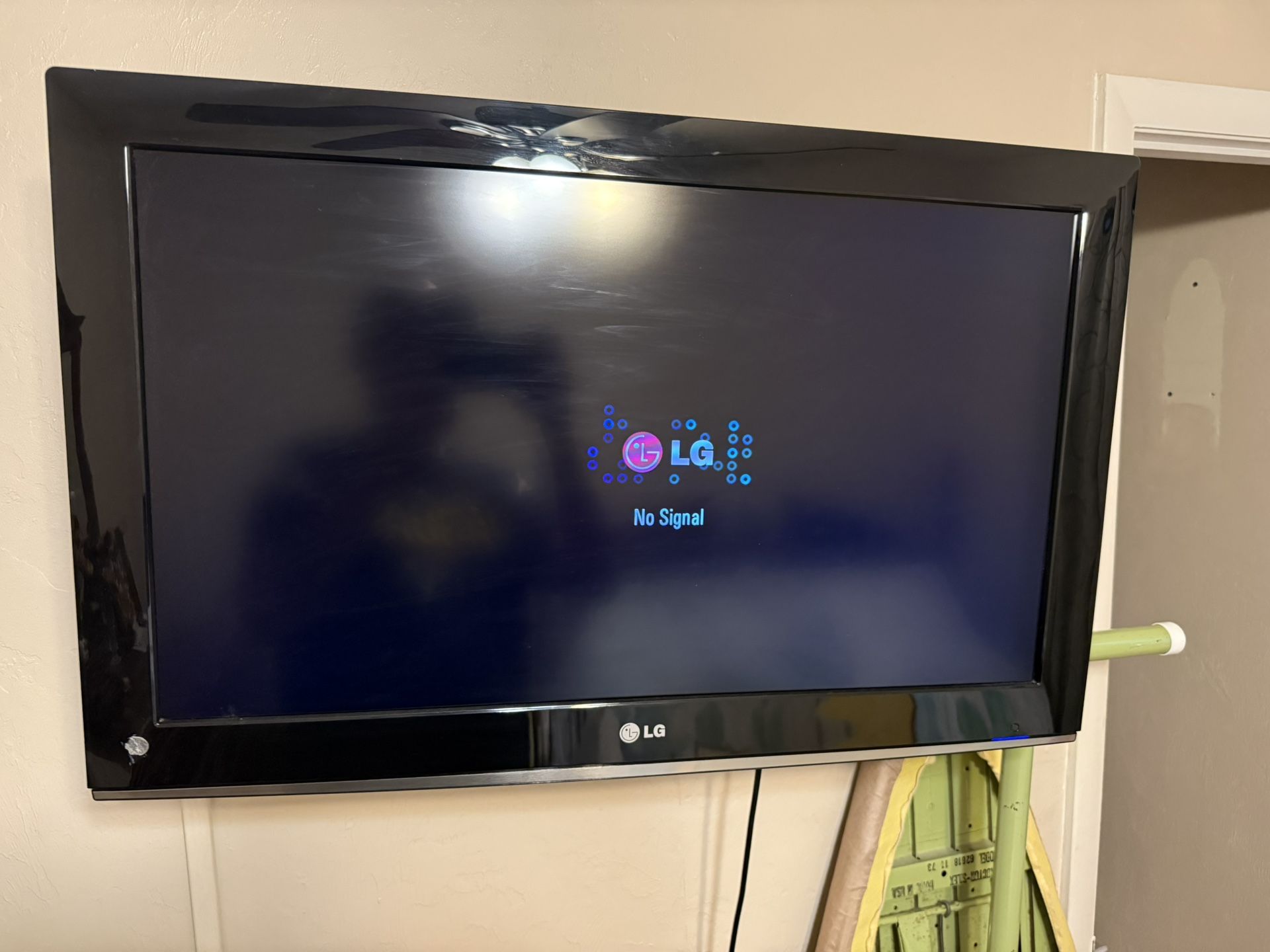 LG 32 Inch Tv With Wall Mount