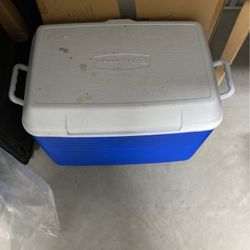 Rubbermaid Cooler With Dual Handle Used