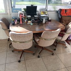 Table w/ 4 Rolling Chairs $40