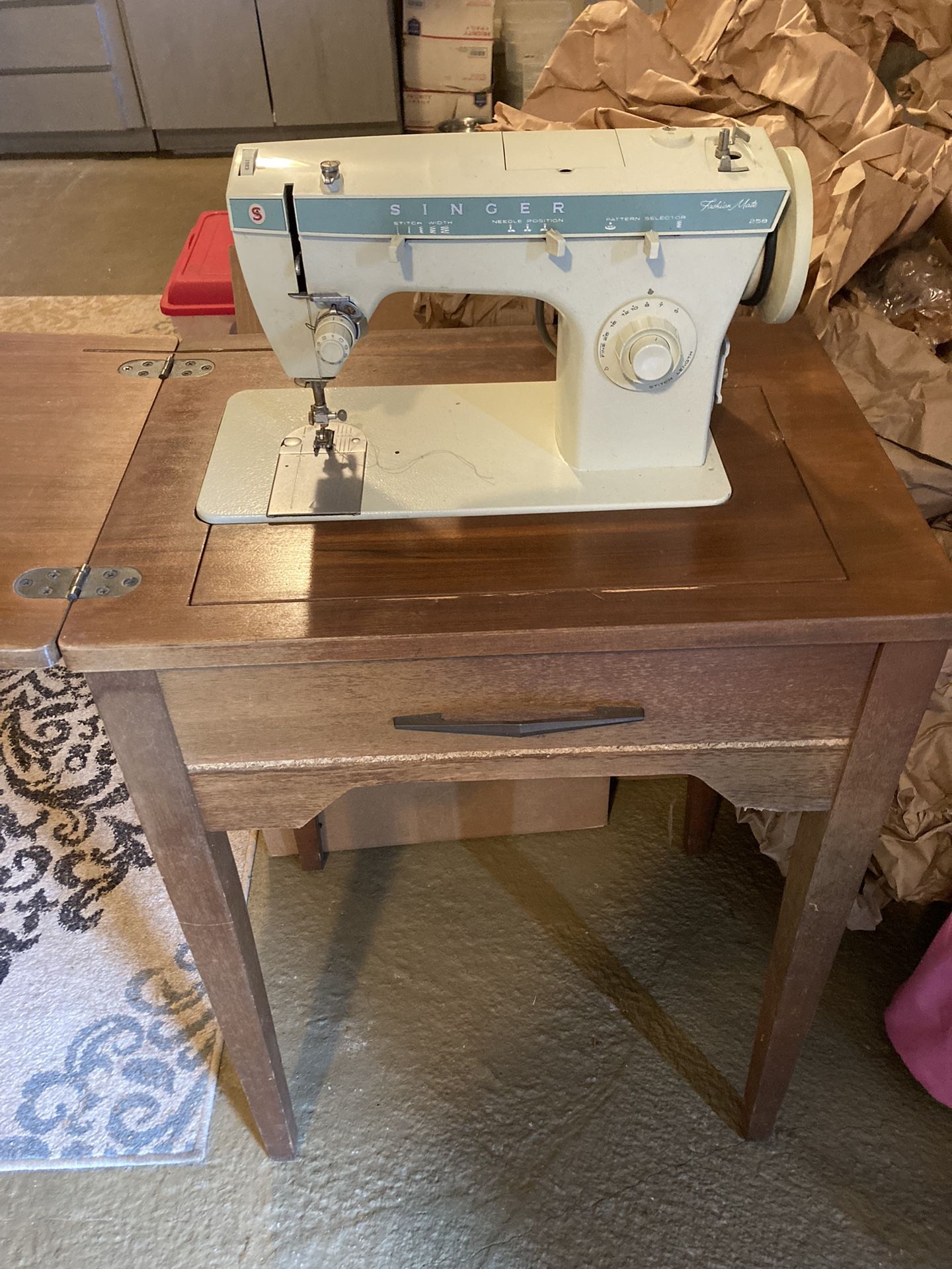 Singer, sewing machine 258
