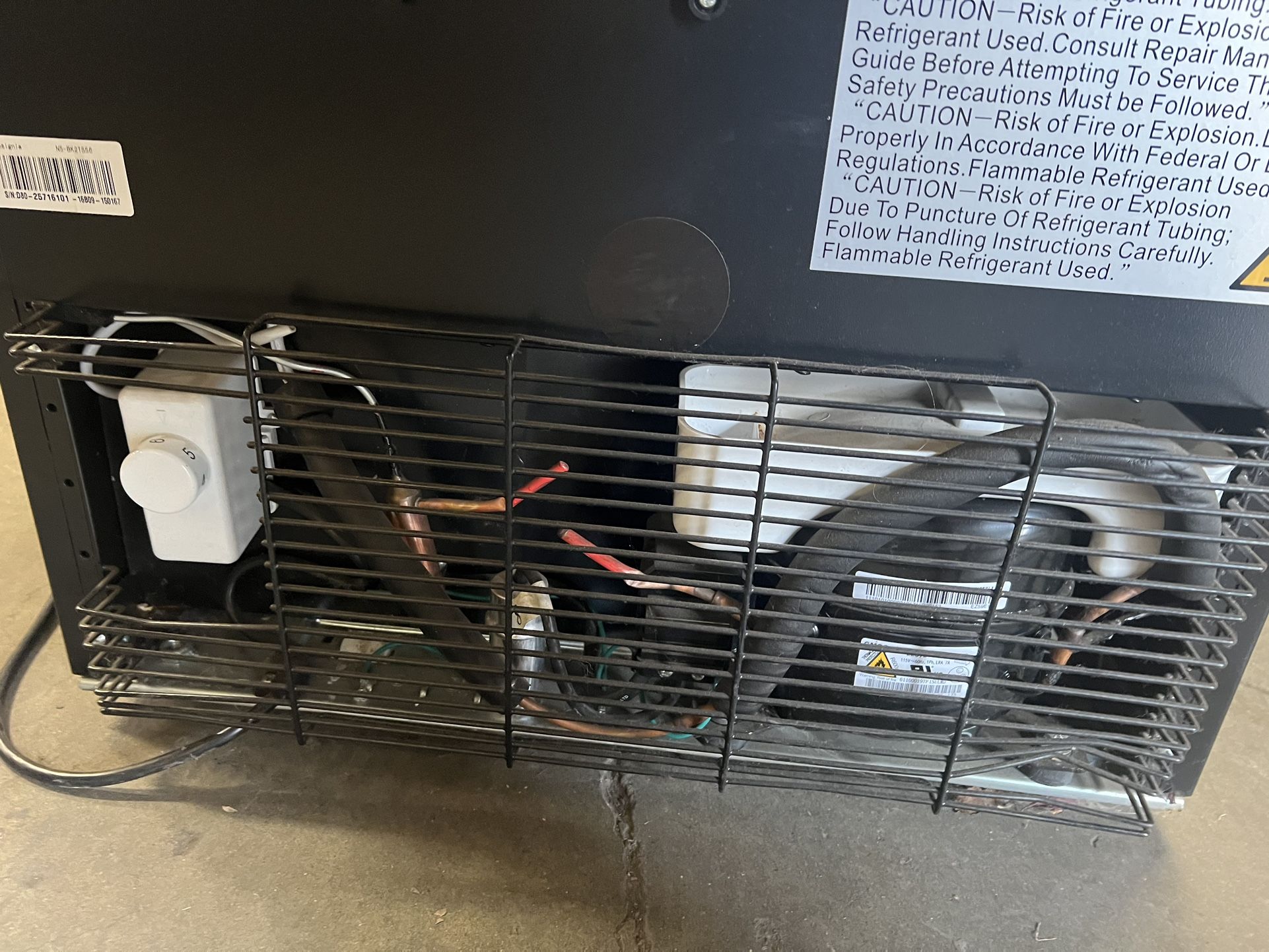 Insignia 5.6 Cu. Ft. 2Tap Beverage Cooler Kegerator Stainless Steel