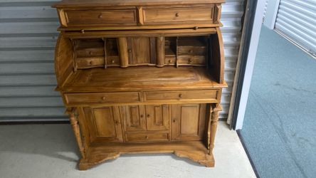 Beautiful Wooden Real Wood Roll Top Desk, Beautiful Shape Perfect Condition Has A Chair That Goes With It
