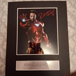 Iron Man Robert Downey Jr. Autograph Photo  Asking 15$ Great Collectable Otem