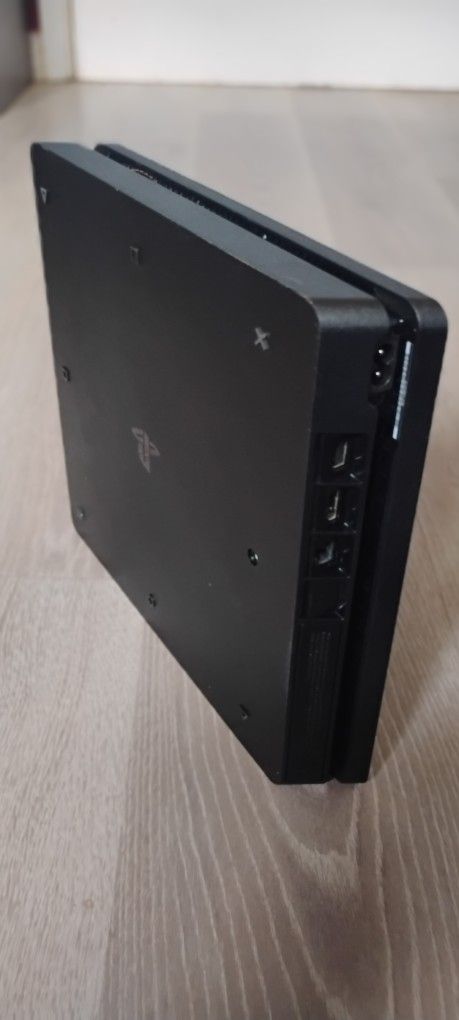 PlayStation 4 Slim 