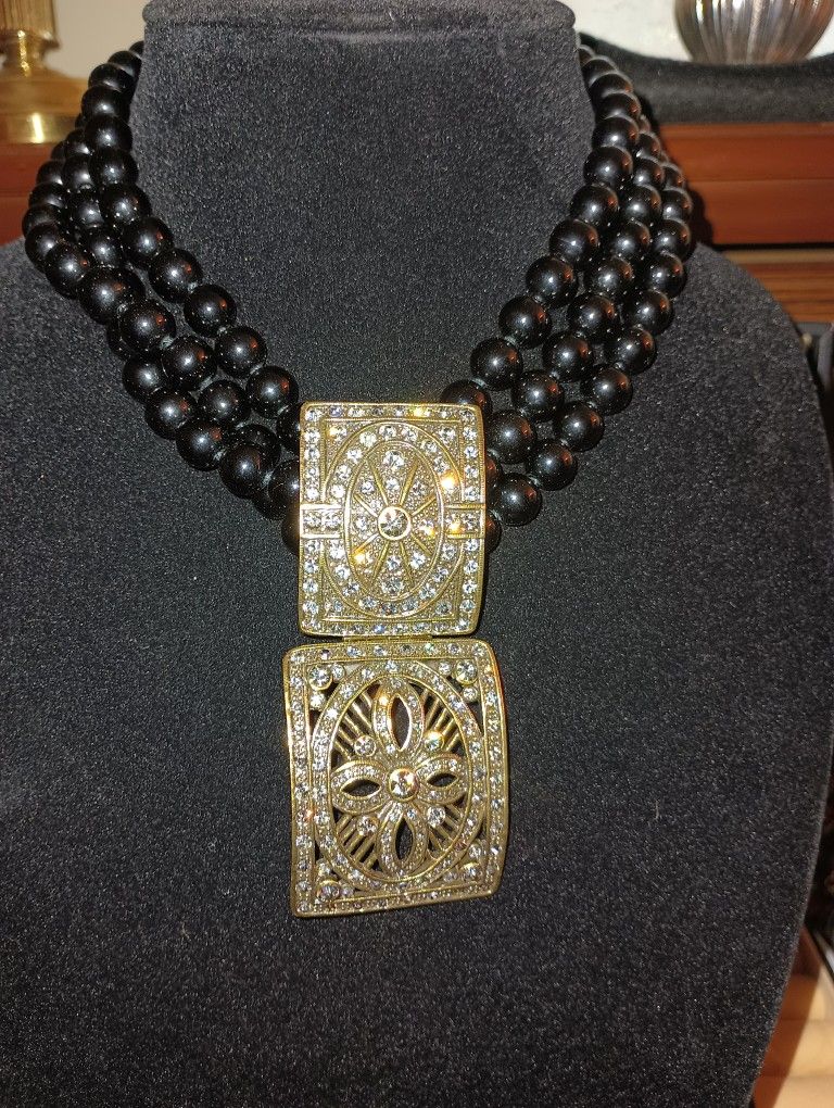 Women's Black Beaded Necklace With Pendant