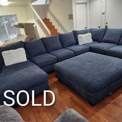 Living Spaces Oversized Sectional w/ Ottoman
Goose Feather 