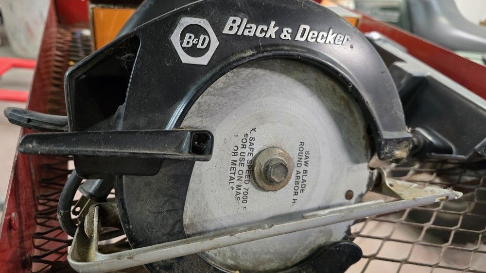 Black And Decker Saw Speed Of 7,000 7 1/4" BLADE  1 1/2 HP