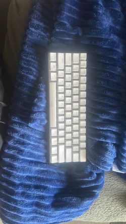 Gk61 yellow switches with hyper x Keycaps