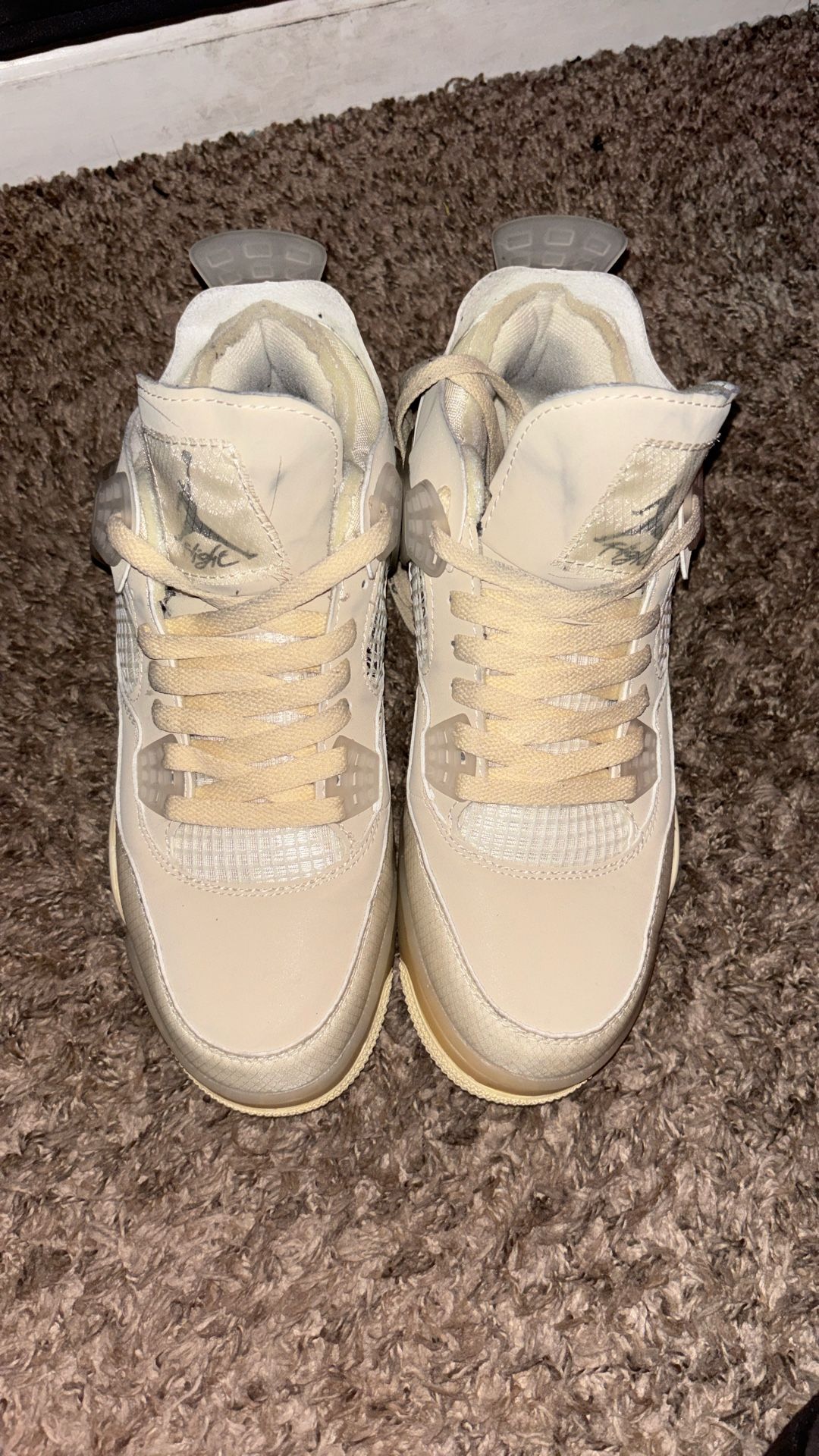 Sellin Off White Jordan 4s