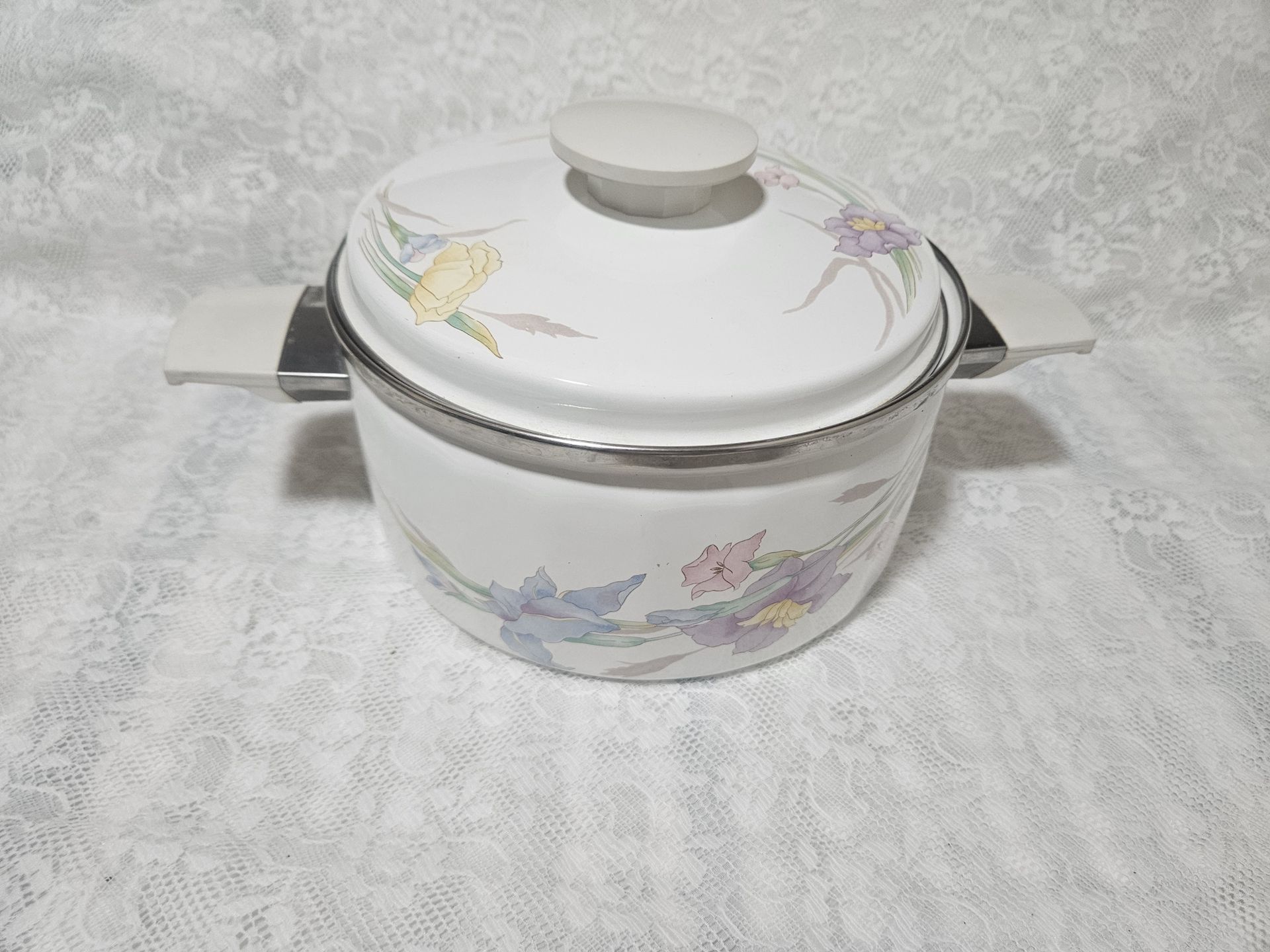 Mikasa Gourmet Colors cooking pot, cookware, enamel cookware, Vintage, Gabrielle, 8” pot with lid.
