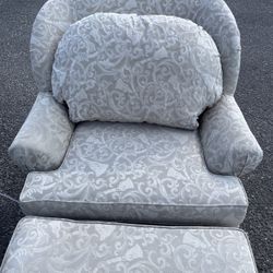 Used cushion Chair In Good Condition 