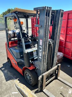 Toyota forklift 2022 year , side shift, low hours , like new
