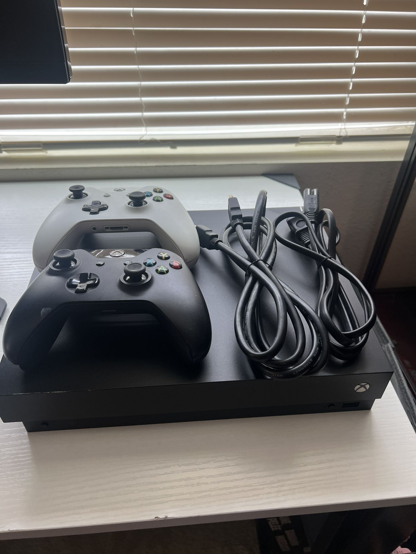 Console Xbox One X 1To Noire + 15 Jeux + 2 Manettes - Pack Complet Neuf