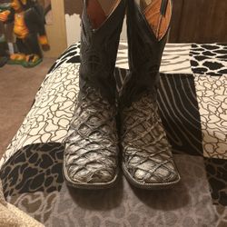 fish boots black and white for sale negociable price!!! 