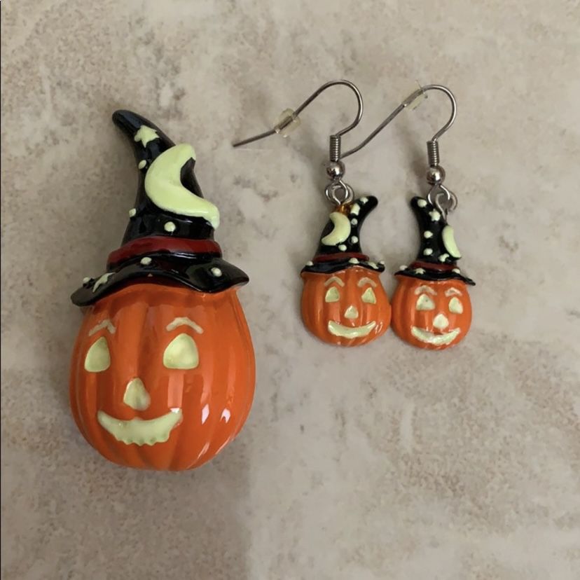 NWOT Halloween Pumpkin and Witch Hats Matching Brooch & Earrings Set