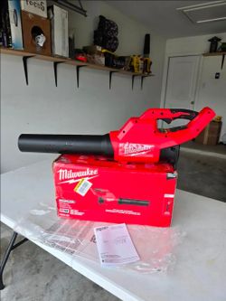 🔥$100 PRICE IS FIRM🔥 Milwaukee
M18 Brushless 120 MPH 450 CFM 18V Cordless Handheld Battery Powered Leaf Blower (Tool-Only)