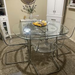 Beautiful And Modern Table With Four Chairs 