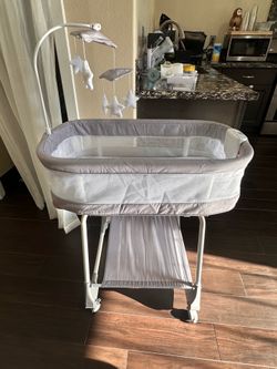 Bassinet with air flow mesh