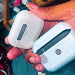 AirPods Pro W/Case & Charger