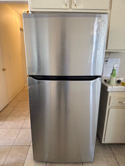 LG Refrigerator **Local Pickup Only**