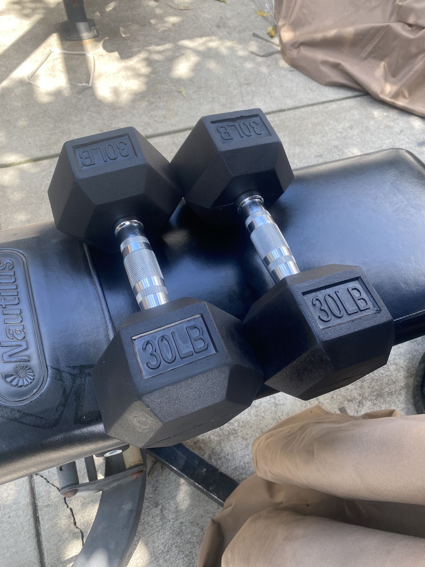 2x30s WEIGHTS DUMBELLS FOR 45$ PRICE IS FIRM 