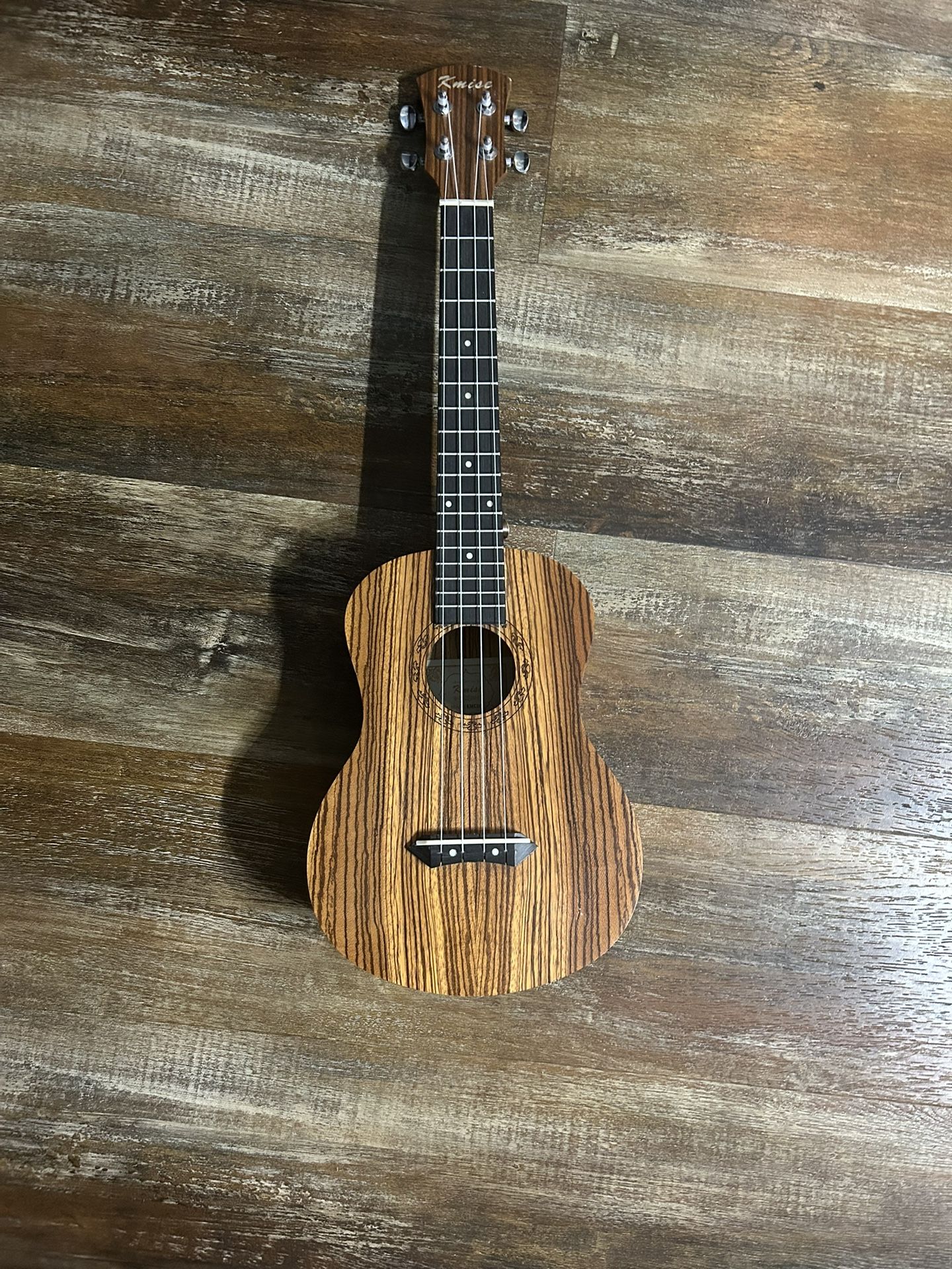 UKULELE (Kmise Tenor 26 inch)