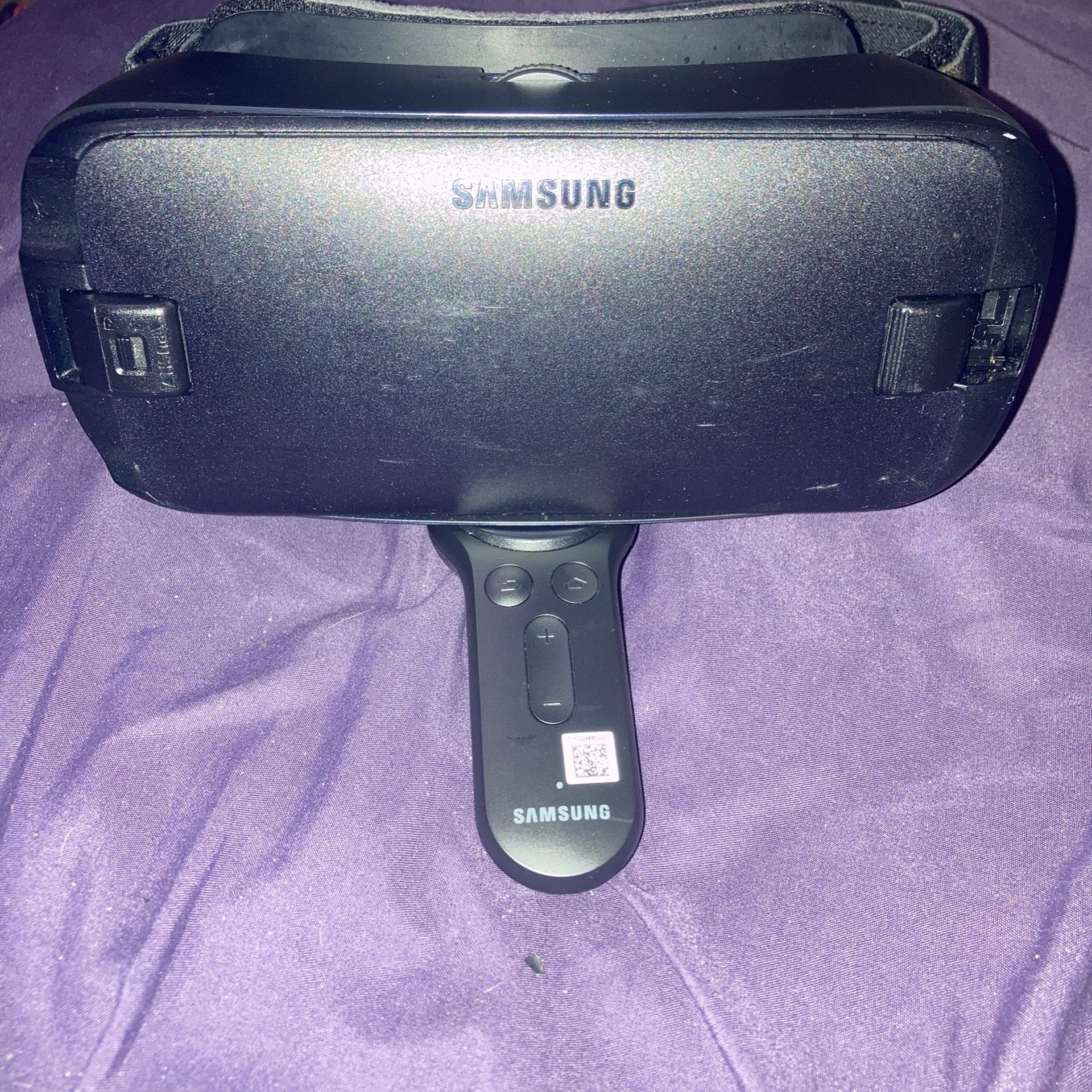Samsung gear VR Headset With Controller