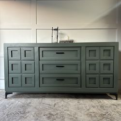 Stunning Thomasville 9 Drawers Dresser In Green 