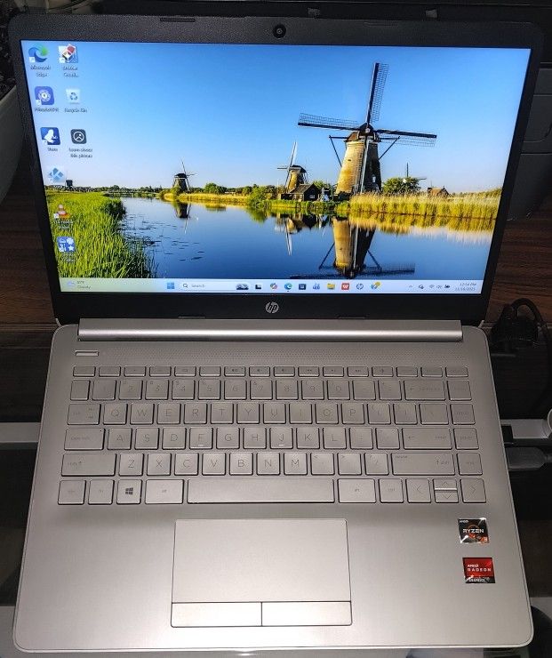 HP LAPTOP MODEL 14-DK1032WM AMD RYZEN 3 3250U WITH RADEON GRAPHICS LIKE NEW!