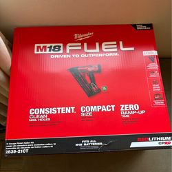 Milwaukee M18 FUEL 15-Gauge Finish Nailer Kit