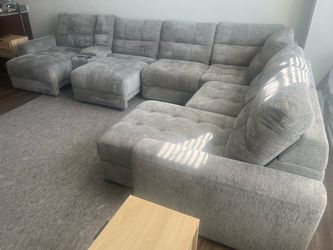 7 piece power Reclining L-Sectional Couch w/ USB Charging Ports & Console – 4 Months old