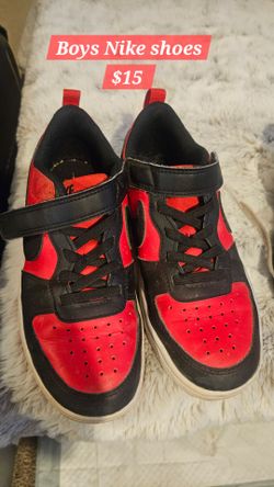 Boy's tennis shoes