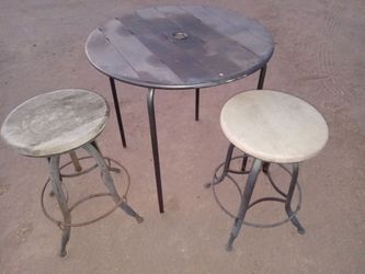 Metal table with 2 stools