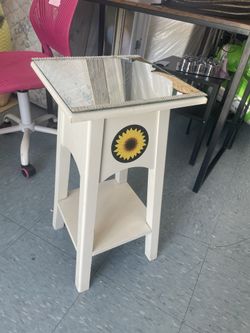 Side Table with Mirror on Top, Good Condition, It has a couple of small scratches on the paint.