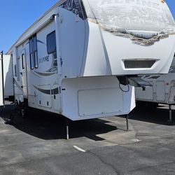 2011 Keystone RV Alpine 3200RL(Financing Available!)