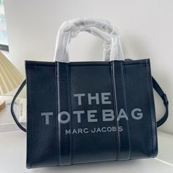 Fashionable and versatile tote bag