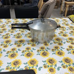 Presto Pressure Cooker Model A603A Vintage 6 Qt w/ Jiggler. Has some scratches & rust from age see pics 