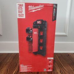 Milwaukee  M18 2PK 5AH Batteries W PACKOUT WALL PLATE