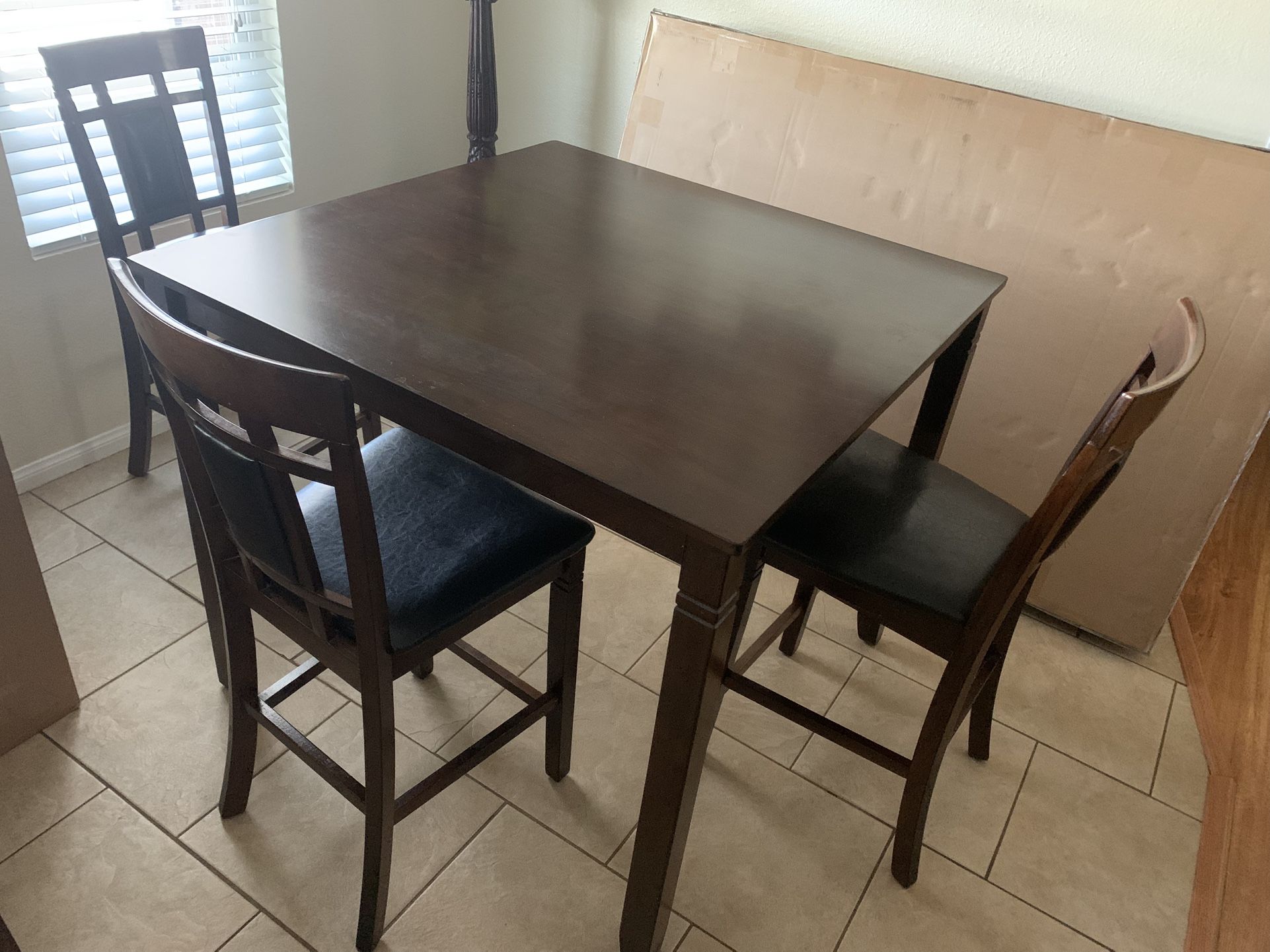 4 Chair Dinning Table